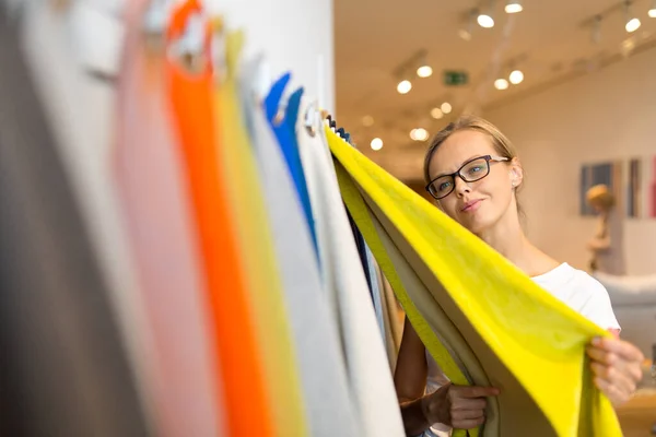 Mulher Muito Jovem Escolhendo Material Certo Cor Para Seu Interior — Fotografia de Stock