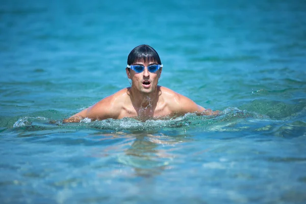 Genç Adam Açık Gezinme Yüzücü Triatlon Denizde Yüzme — Stok fotoğraf