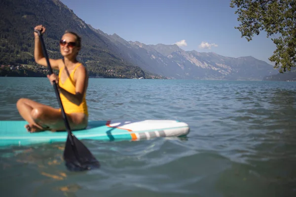 Sup Stand Paddle Board Konzept Hübsche Junge Frau Paddelt Warmen — Stockfoto