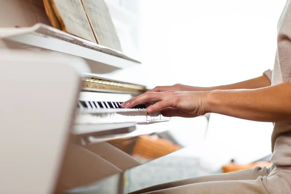 Tocando Piano Dof Raso Imagem Tonificada Cores — Fotografia de Stock