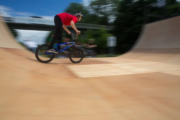 Cavaliere Bmx Che Salta Una Rampa Uno Skatepark Immagine Sfocata — Foto Stock