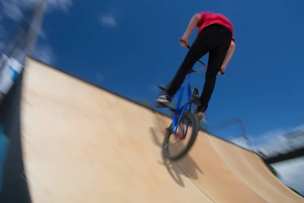 Bmx Rider Jump Rampamp Skatepark Bewegung Verschwommenes Bild — Stockfoto