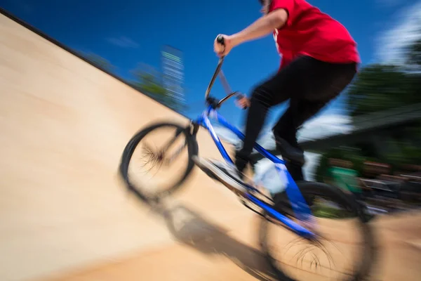 Bmx Rider Saltando Sobre Una Rampa Skatepark Imagen Borrosa Movimiento — Foto de Stock