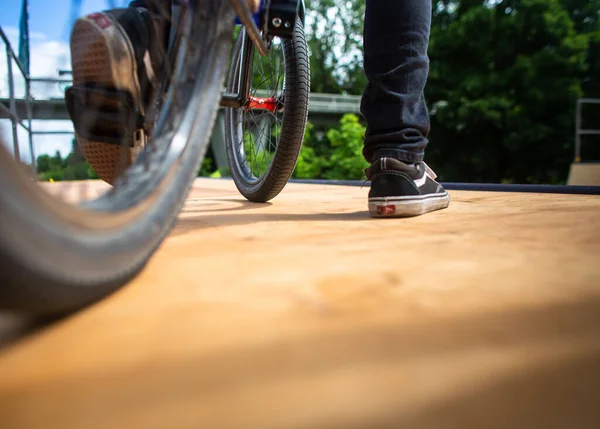 Bmx Piloto Saltando Sobre Uma Rampa Parque Skate Imagem Borrada — Fotografia de Stock