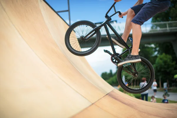 Bmx Rider Jump Rampamp Skatepark Bewegung Verschwommenes Bild — Stockfoto