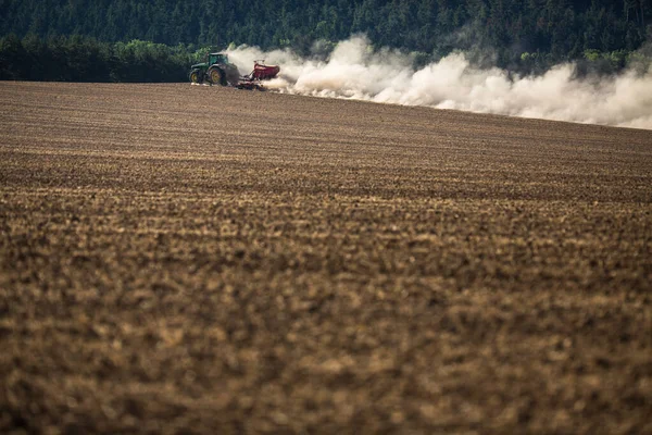 Traktor Szántás Egy Száraz Mezőgazdasági Terület — Stock Fotó