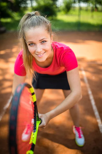 Ovanifrån Attraktiv Ung Kvinna Tennisspelare Som Tjänstgör Lera Tennisbana — Stockfoto