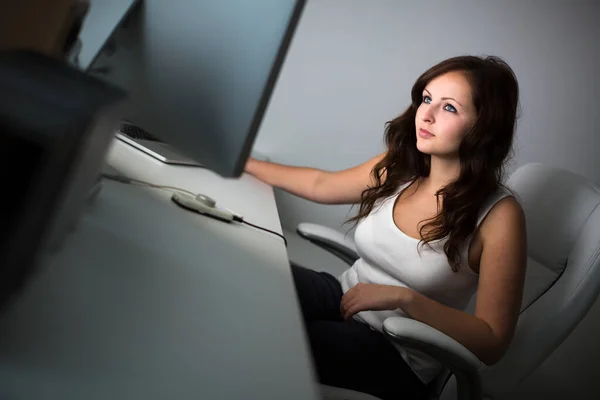 Νεαρή Γυναίκα Που Εργάζεται Έναν Υπολογιστή Ένα Γραφείο Στο Σπίτι — Φωτογραφία Αρχείου