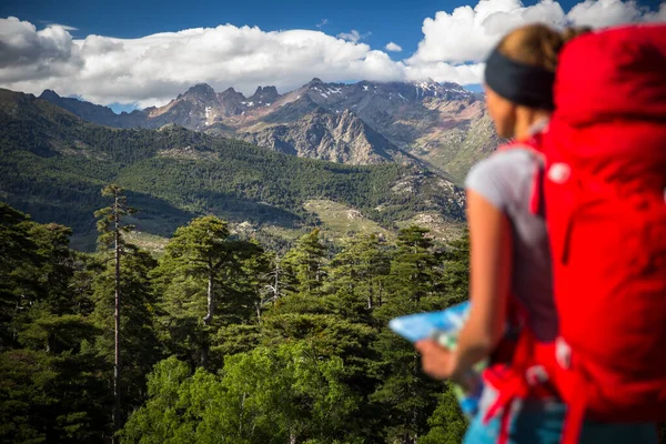 Pretty Female Hiker High Mountains — Stock Photo, Image