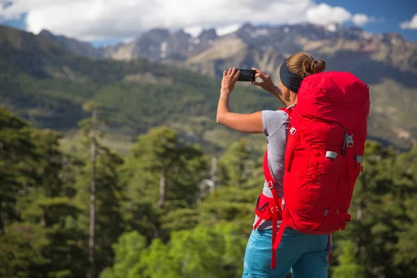 Bastante Excursionista Femenina Las Altas Montañas —  Fotos de Stock