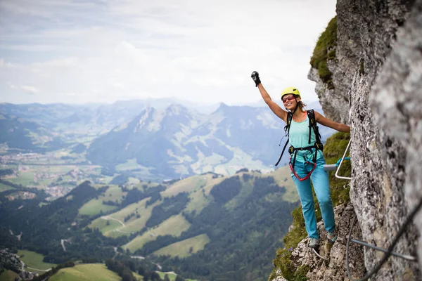Красивая Альпинистка Виа Феррата Лазание Скале Швейцарских Альпах — стоковое фото