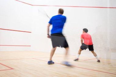 Squash sahası üzerinde çalışan oyuncuları ezin (hareket bulanık görüntü; renk tonlu resim)
