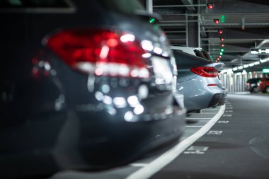 Yeraltı otoparkı veya modern otopark ile lots-in Araçlar