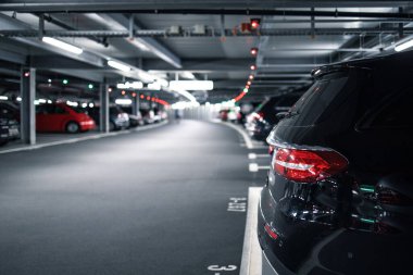 Yeraltı otoparkı veya modern otopark ile lots-in Araçlar