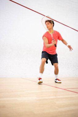 Squash oyuncusu bir squash kortunda eylem halinde (hareket bulanık görüntü; renk tonlu resim)