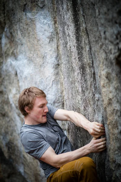 Alpinista Escalando Uma Rocha Pedra Livre Grupo Amigos Envolvidos Esportes — Fotografia de Stock