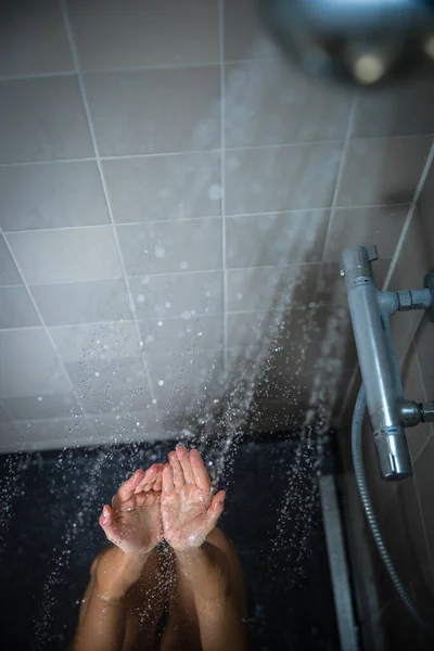 Hübsche Junge Frau Unter Einer Langen Heißen Dusche Die Ihr — Stockfoto