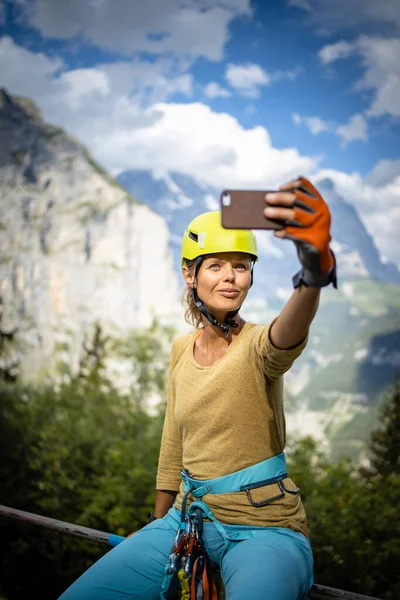 Mooie Vrouwelijke Klimmer Een Ferrata Klimmen Een Rots Zwitserse Alpen — Stockfoto