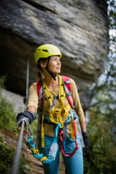Bonita Escaladora Femenina Vía Ferrata Escalando Una Roca Los Alpes —  Fotos de Stock