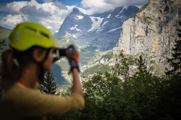 Bonita Mulher Alpinista Uma Ferrata Escalada Uma Rocha Alpes Suíços — Fotografia de Stock