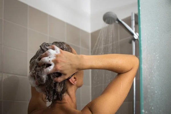 Ładna Młoda Kobieta Bierze Długi Gorący Prysznic Myjąc Włosy Nowoczesnej — Zdjęcie stockowe