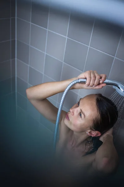 Hübsche Junge Frau Unter Einer Langen Heißen Dusche Die Ihr — Stockfoto