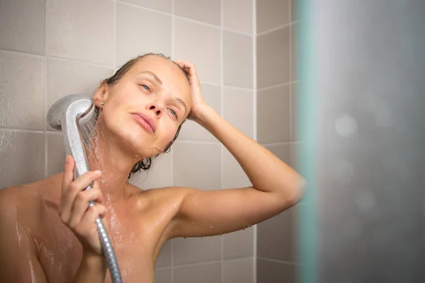 Bella Giovane Donna Che Una Lunga Doccia Calda Lavandosi Capelli — Foto Stock