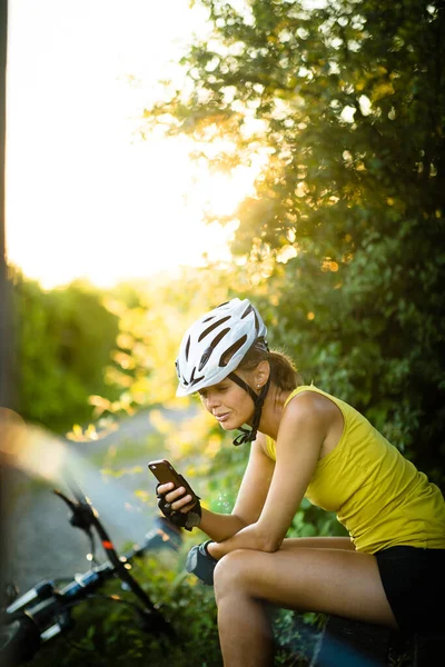 Прекрасная Молодая Женщина Катающаяся Горном Велосипеде Ведущая Здоровый Активный Образ — стоковое фото
