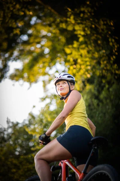 Bonita Jovem Mulher Bicicleta Uma Bicicleta Montanha Desfrutando Estilo Vida — Fotografia de Stock