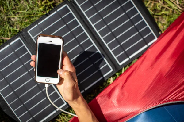 Carga Del Teléfono Celular Con Cargador Solar Una Tienda Durante — Foto de Stock