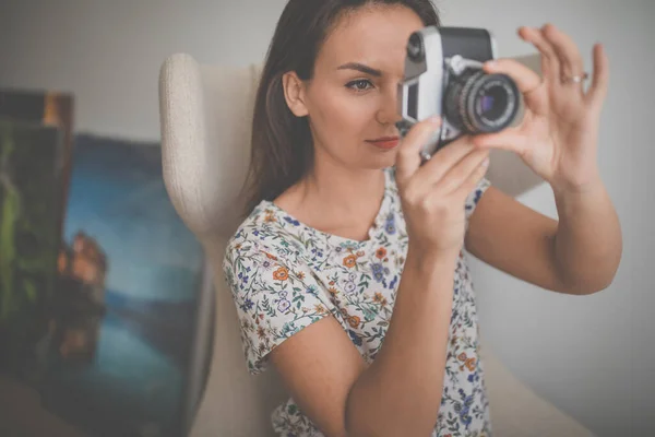 Pretty Young Female Photographer Her Studio Taking Photos Vintage Film — Stock Photo, Image