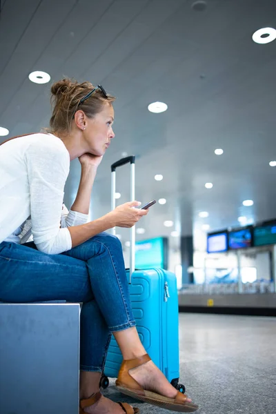 Jonge Vrouw Met Haar Bagage Een Internationale Luchthaven Voor Het — Stockfoto