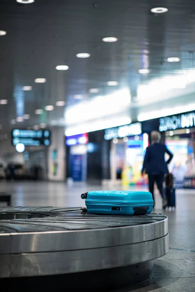 Pessoas Aeroporto Internacional Zona Reclamação Bagagem Imagem Borrada Movimento — Fotografia de Stock