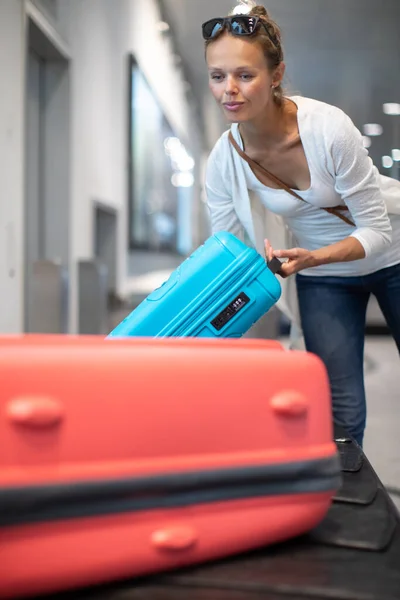 Jonge Vrouw Met Haar Bagage Een Internationale Luchthaven Wachtend Tot — Stockfoto