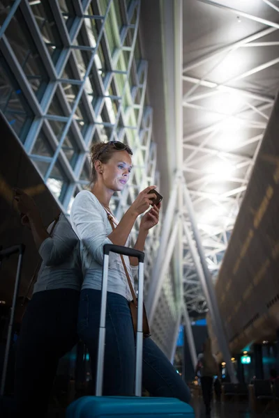 Jovem Com Sua Bagagem Aeroporto Internacional Esperando Seu Voo Zona — Fotografia de Stock