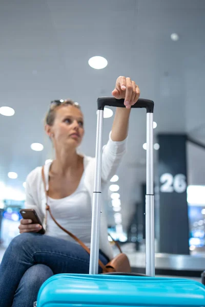 Jonge Vrouw Met Haar Bagage Een Internationale Luchthaven Voor Het — Stockfoto