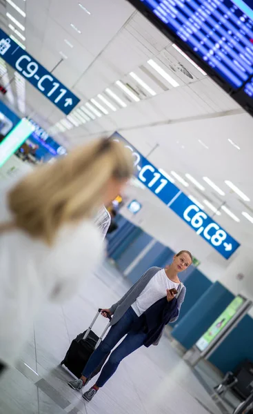 Mujer Joven Con Equipaje Aeropuerto Internacional Antes Pasar Por Check —  Fotos de Stock