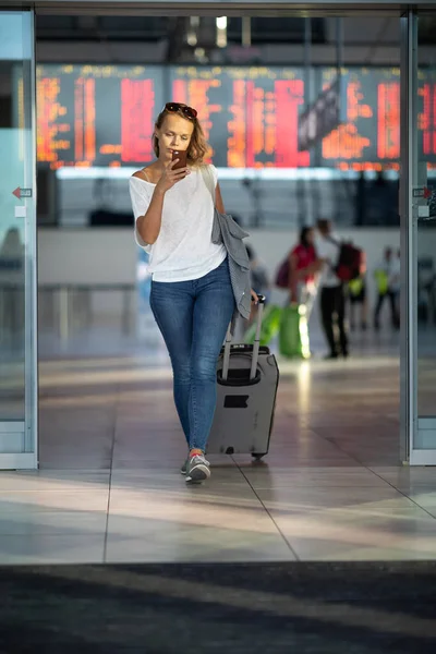 国際空港で彼女の荷物を持つ若い女性 安全な着陸の後 彼女の目的地に到着 空港を出て タクシーを探して — ストック写真