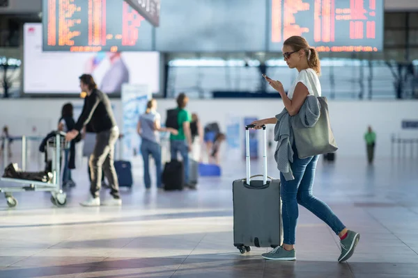 공항에서 수하물을 가지고 여성이 공항에 도착하기 체크인과 검사를 받았다 — 스톡 사진