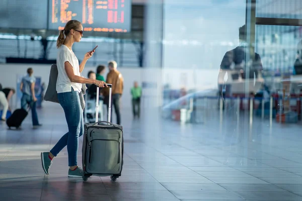 Молодая Женщина Своим Багажом Международном Аэропорту Прежде Пройти Регистрацию Проверку — стоковое фото