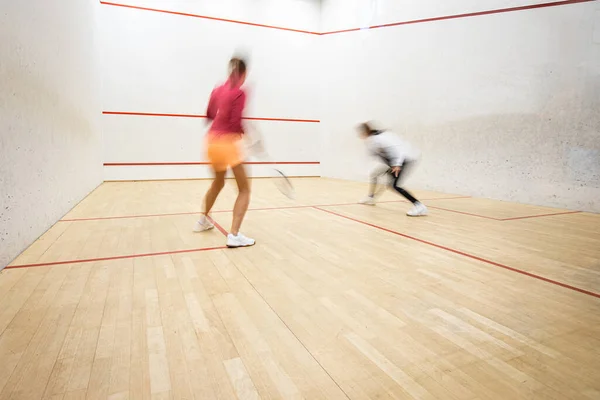 Due Squash Player Femminili Azione Campo Squash Immagine Sfocata Movimento — Foto Stock