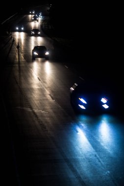 Gece işten eve taşıt araçları ile meşgul karayolu