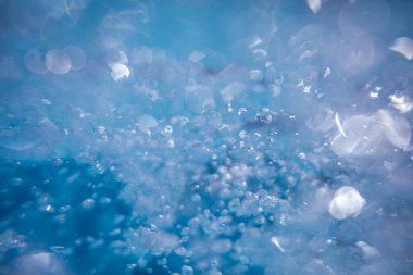 Güzel su dalgaları - temiz mavi suya su sıçrattı, temiz filtrelenmiş su içilmeye hazır