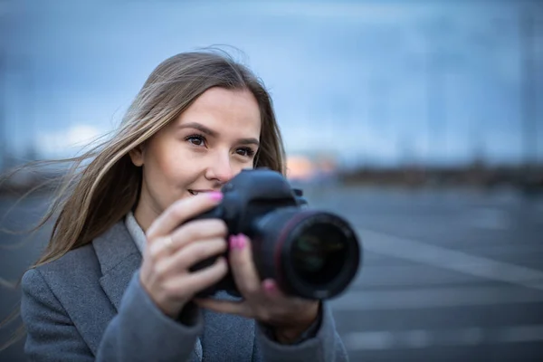 Krásná Mladá Žena Fotografování Její Profesionální Dslr Kamera — Stock fotografie
