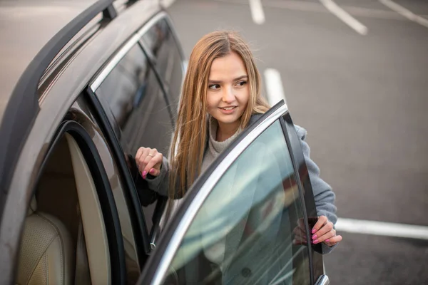 Jonge Vrouwelijke Bestuurder Rijden Haar Auto Unedr Verzengende Zon Een — Stockfoto