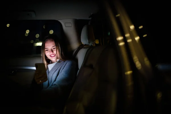 Jovem Mulher Com Seu Telefone Celular Sentado Banco Trás Carro — Fotografia de Stock