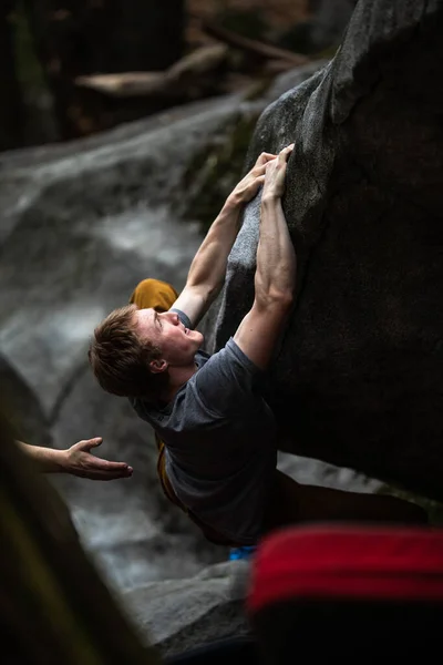 Alpinista Escalando Uma Rocha Pedra Livre Grupo Amigos Envolvidos Esportes — Fotografia de Stock