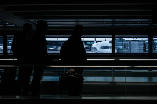Corsa Aeroporto Persone Con Loro Valigie Che Camminano Lungo Corridoio — Foto Stock