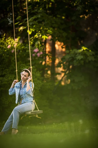 Hezká Mladá Žena Sluchátky Venku Krásném Parku Vychutnat Kvalitní Zvuk — Stock fotografie