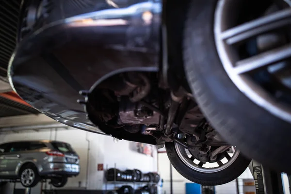 Bakım Için Bir Garajda Araba Yağ Lastik Değişimi Sığ Dof — Stok fotoğraf